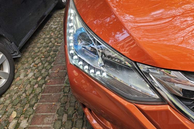 Used BYD Song 2016 GaiShi Edition 1.5TI Manual Elite Model Right Front Headlight