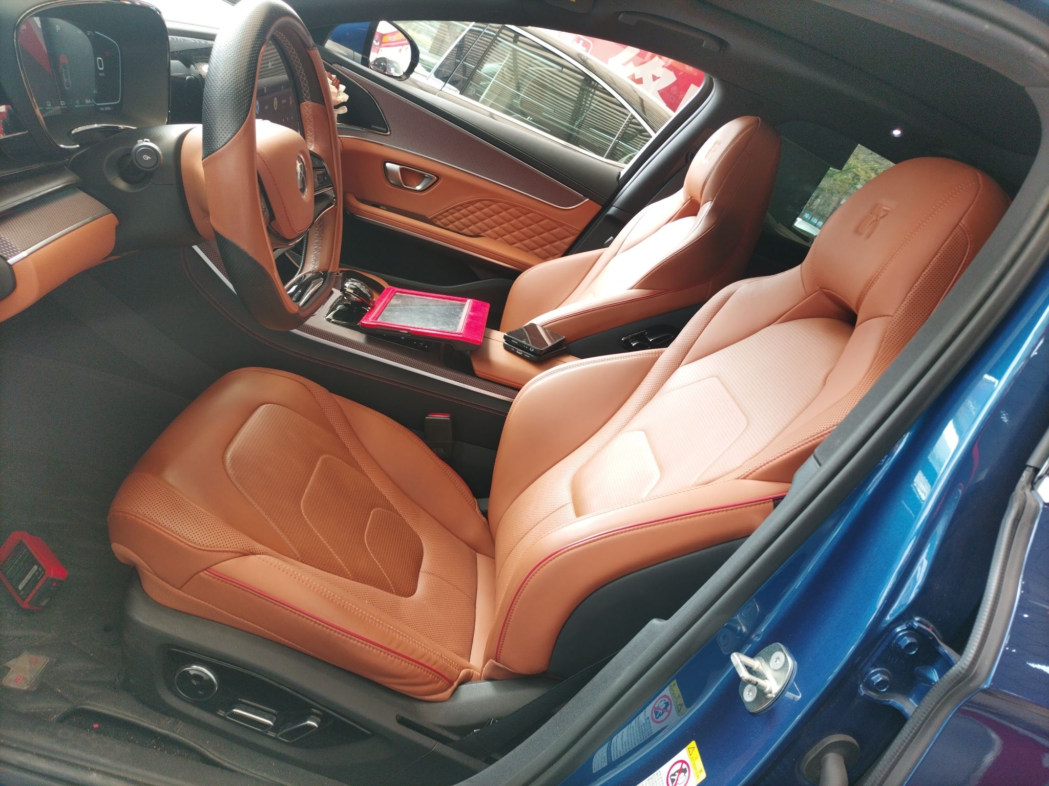 المقاعد الأمامية داخل السيارة