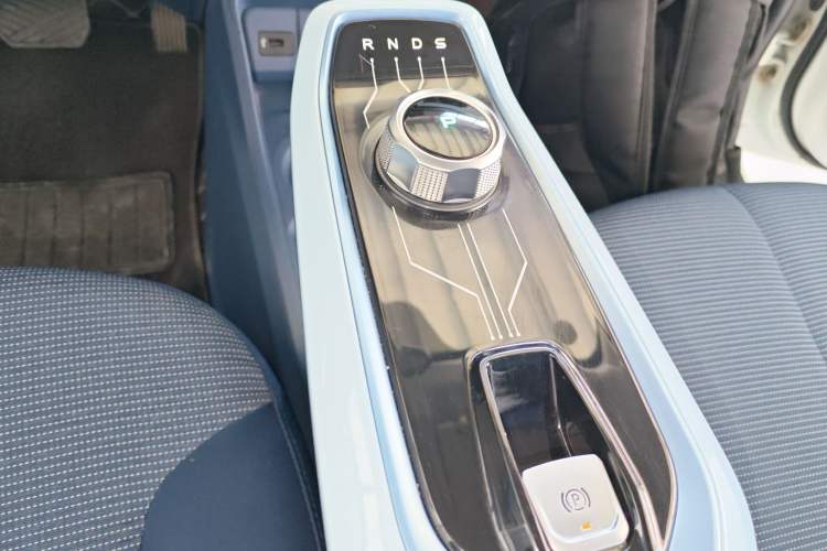 Used CHANGAN Benni E-Star 2022 Qingxin Edition Colorful Model Lithium-NMC Gear Lever