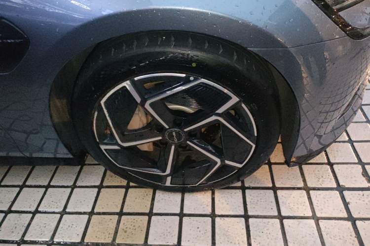 Used BYD Seal 2022 700 km Long-Range Rear-Wheel-Drive Version Right Front Wheel Hub