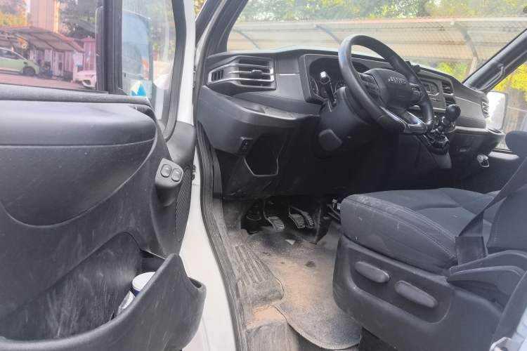 Used JMC Fushun 2022 2.0T Manual Van Short Wheelbase Low Roof 3-Seater
