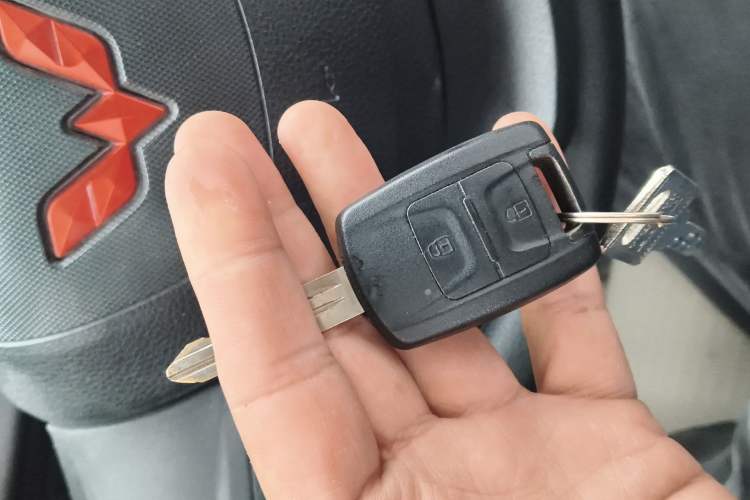 Used Wuling Hongguang V 2022 1.5L Jingqu Version Hydraulic Power Steering LAR Vehicle Key