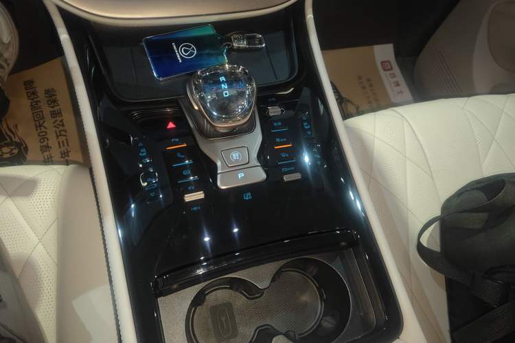 Used Denza D9 2022 DM-i 1040 Prestige Model
