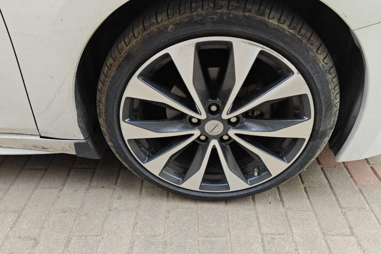 Used Nissan Maxima 2016 2.5L XV Ultimate Edition Right Front Wheel Hub