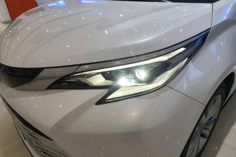 Used Toyota Sienna 2021 2.5L Hybrid Platinum Edition