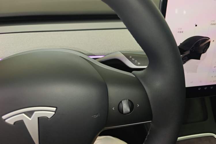 Ojetý Tesla Model Y 2023 Long-Range All-Wheel-Drive Version