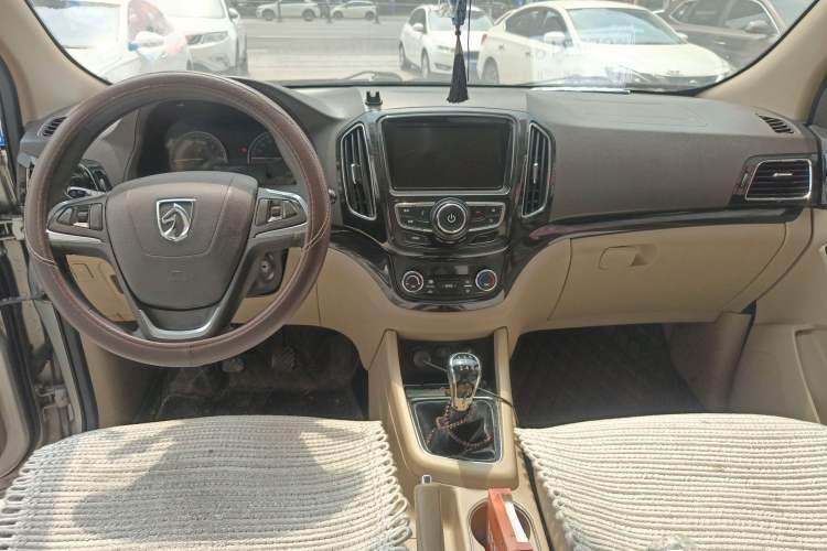 Used Baojun 730 2014 1.5L Manual Luxury Navigation ESP Version 7 Seats Center Console