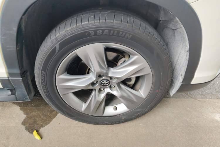 Used Toyota Highlander 2018 2.0T Four-Wheel Drive Prestige Version 7 Seats China VI Standard Right Front Wheel Hub