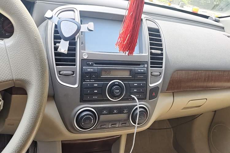 Used Nissan Sylphy 2009 1.6 XL Manual Luxury Sunroof Edition Audio And AC Panel