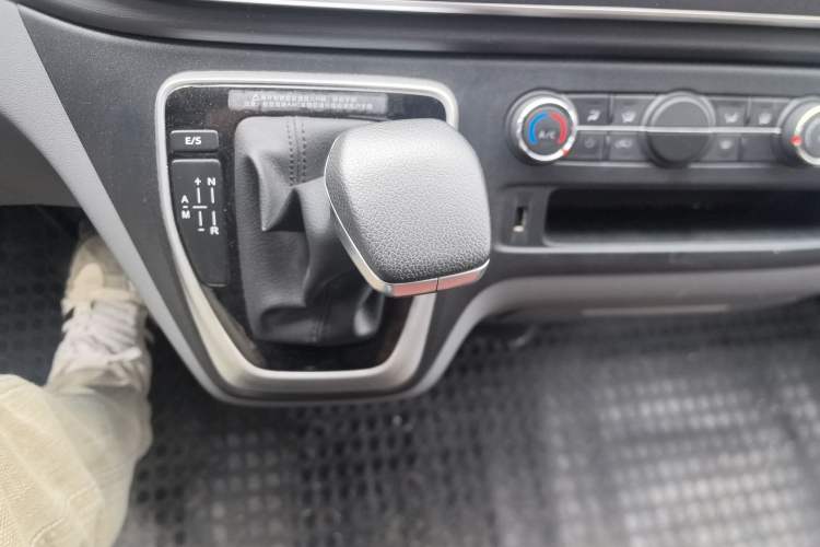 Used SAIC MAXUS Xintu V80 2023 2.0T AMT Classic Aoyuntong Long Wheelbase Mid-Height 6/7/8/9-Seater