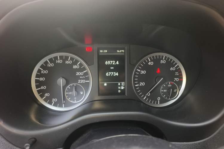 Used Mercedes-Benz Vito 2018 2.0T Elite Version 7 Seats China VI Emission Standard
