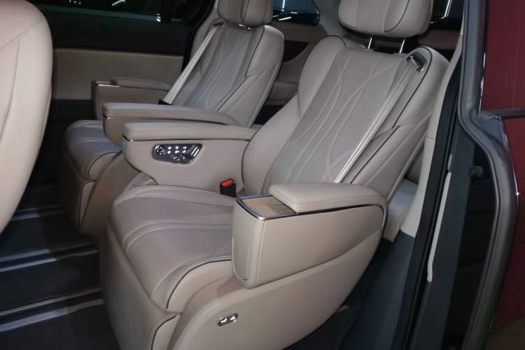 Used XPeng X9 2025 740 Ultra-Long Range Max Left Rear Seat