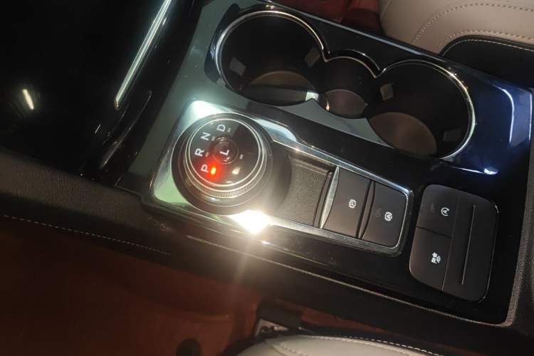 Used Ford Escape 2020 EcoBoost 245 Two-Wheel-Drive Comfort Edition Gear Lever