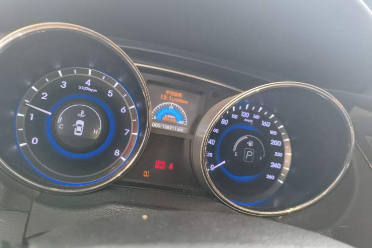 Used Hyundai Sonata 2011 2.0L Automatic Leading Edition Odometer Close Up