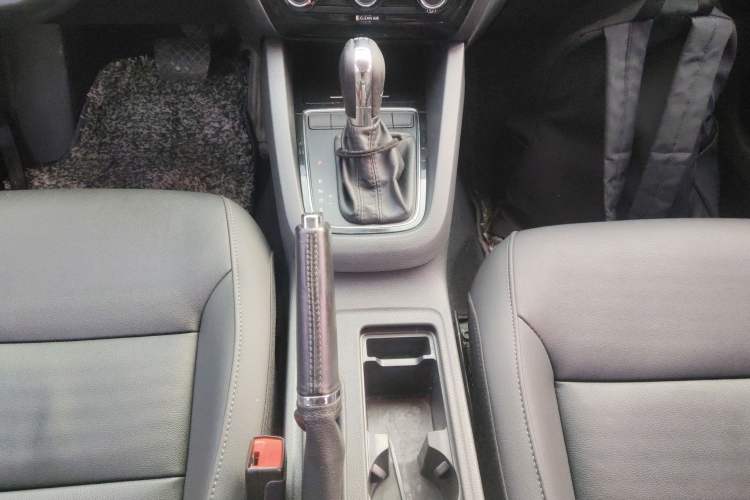 Used Volkswagen Sagitar 2016 230TSI 25th Anniversary Edition Gear Lever