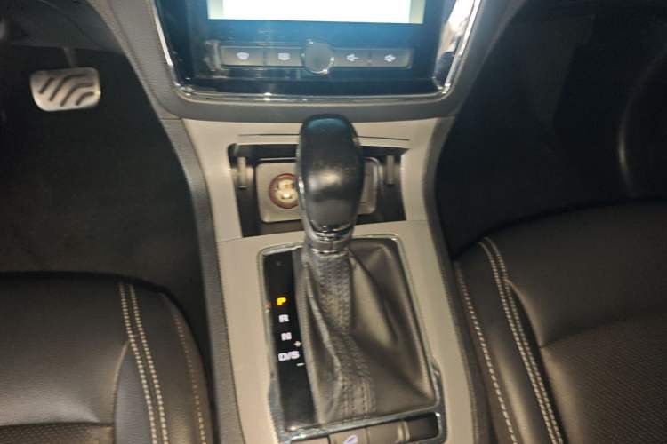 Used Roewe RX5 2016 20T Two-Wheel Drive Automatic Internet Smart Edition Gear Lever