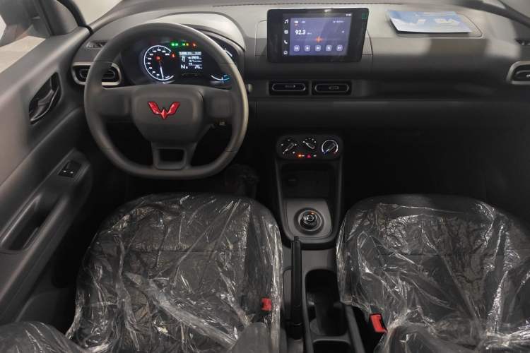 Used Wuling Hongguang New Energy 2024 All-Electric Model 300KM Practical Version Center Console