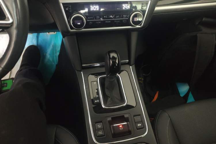 Used Subaru Outback 2018 2.5i Sport Navigation Edition with EyeSight Gear Lever