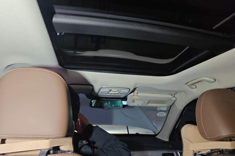 Used Geely Auto Emgrand X7 Sport 2016 1.8TD Automatic All-Wheel-Drive ZhiZun Edition Headliner