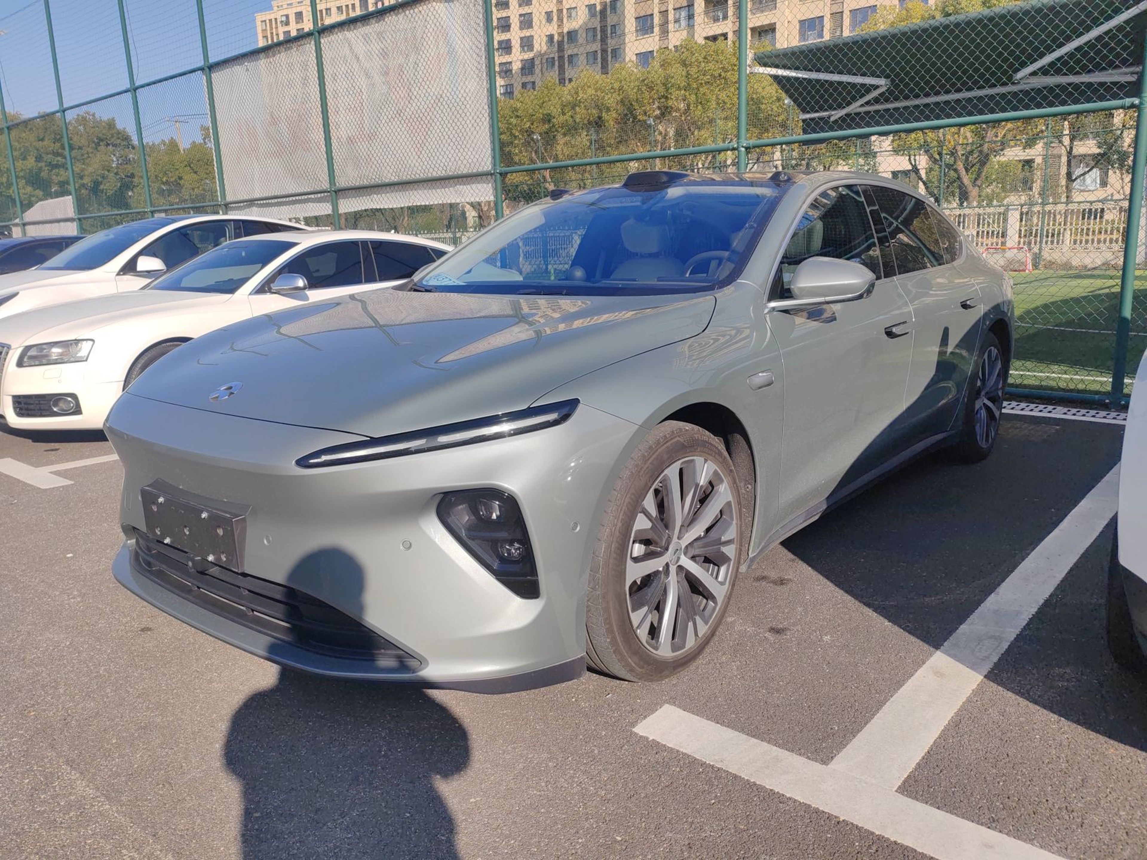 Под передней частью автомобиля