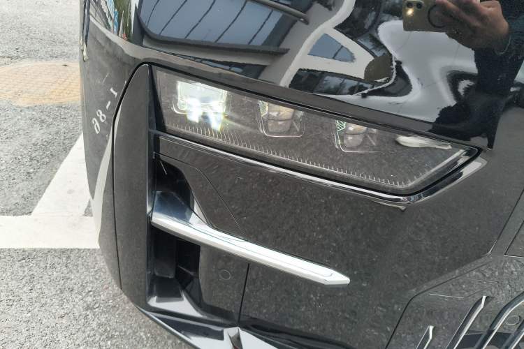 Used Zeekr 009 2022 WE Edition Right Front Headlight