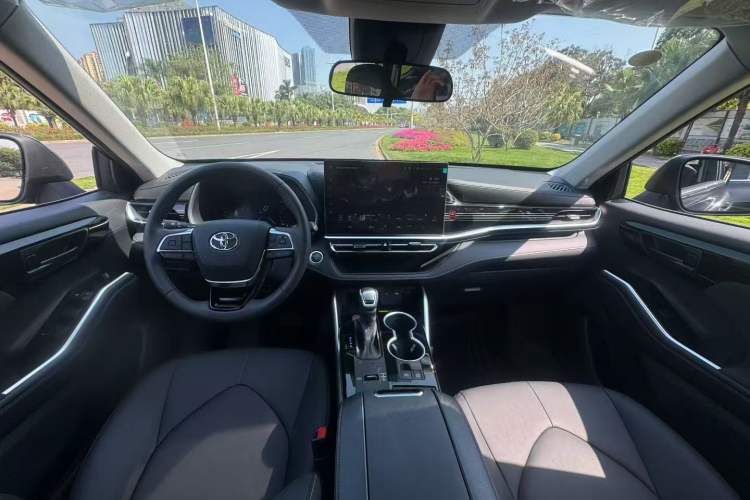 Used Toyota Highlander 2026 Model 2.5L Intelligent Electric Hybrid Dual-Engine Two-Wheel-Drive Elite Edition 7-seater Center Console