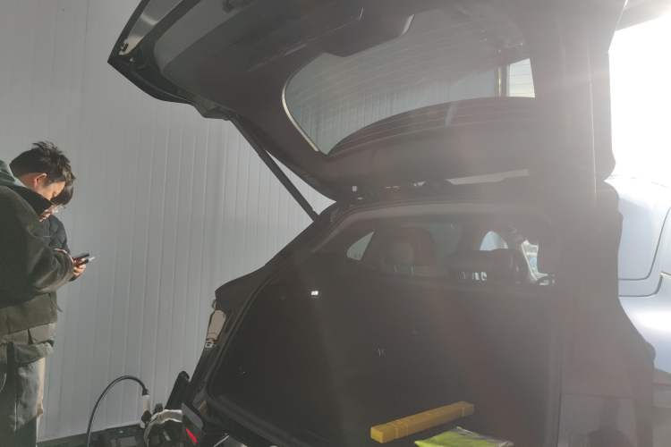 Used Zeekr 7X 2025 100 kWh Long-Range Rear-Wheel Drive with Intelligent Driving Features
