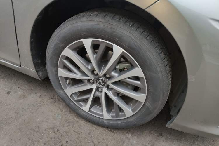 Used Lexus ES 2022 200 Excellence Edition Right Front Wheel Hub