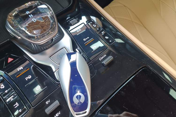 Used Denza D9 2025 DM-i Smart Drive 1020 Four-Wheel Drive Premium Model