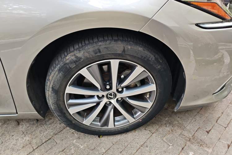 Used Lexus ES 2020 300h Premier Edition
