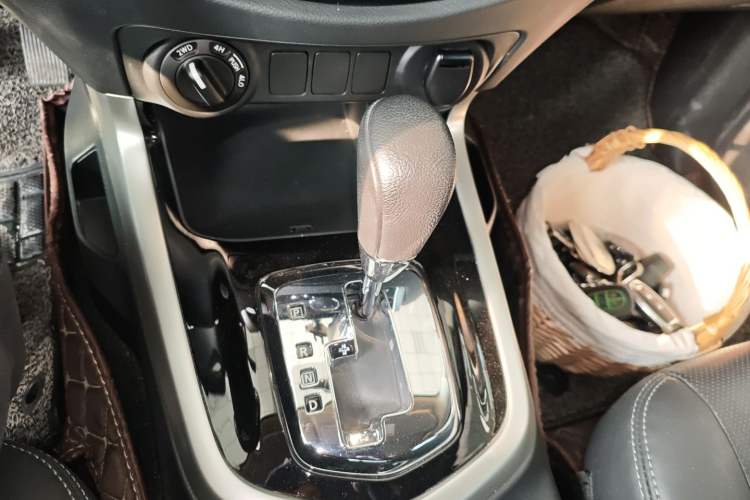 Used Nissan Navara 2021 2.5L Automatic 4x4 Premium Version QR25 Gear Lever