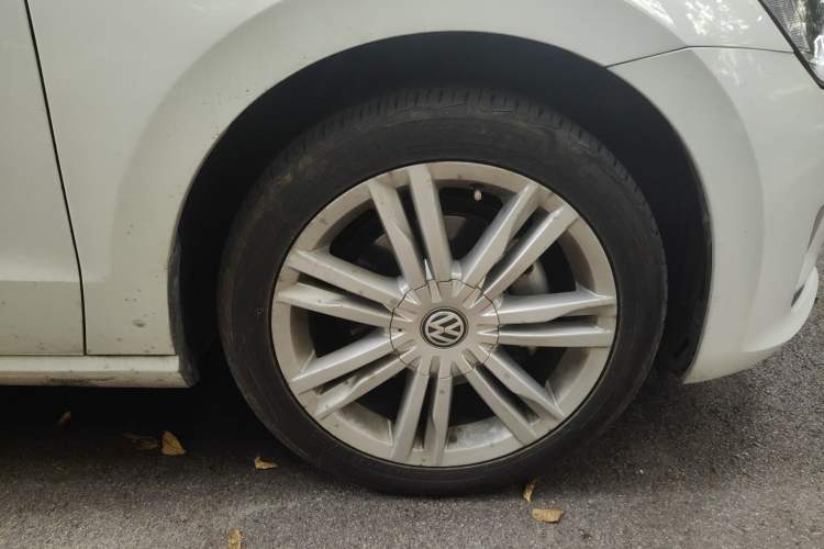 Used Volkswagen Golf Sportsvan 2018 280TSI Automatic Luxury Model Right Front Wheel Hub