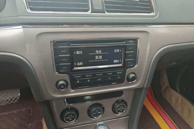 Used Volkswagen Lavida 2013 1.6L Automatic Luxury Edition Audio And AC Panel