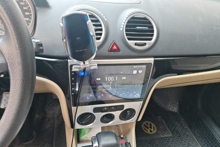 Used Volkswagen Lavida 2011 2.0L Automatic Premium Edition Audio And AC Panel