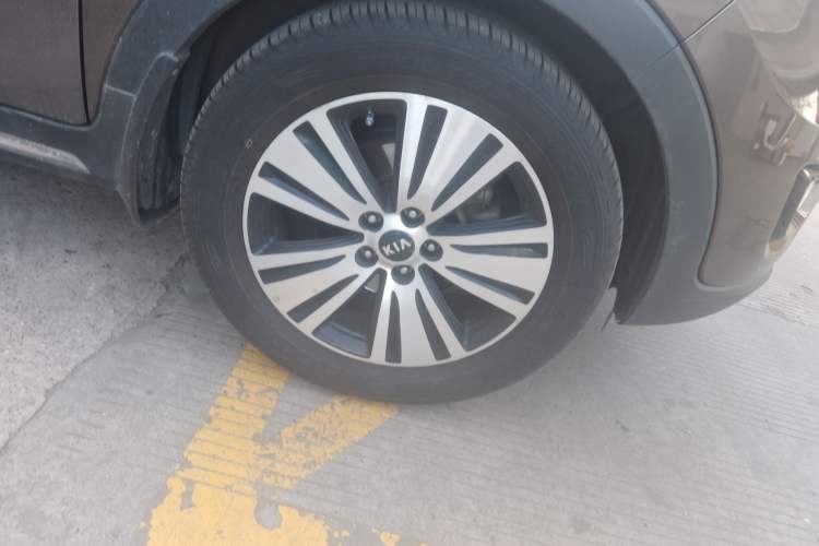 Used Kia Sportage R 2015 2.0L Automatic Two-Wheel Drive DLX Model Right Front Wheel Hub