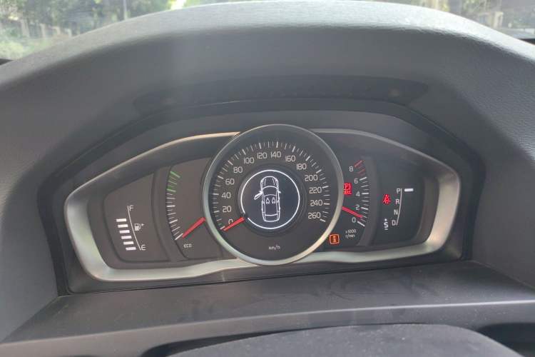 Used Volvo S60 2015 S60L 2.0T Zhiyuan Edition
