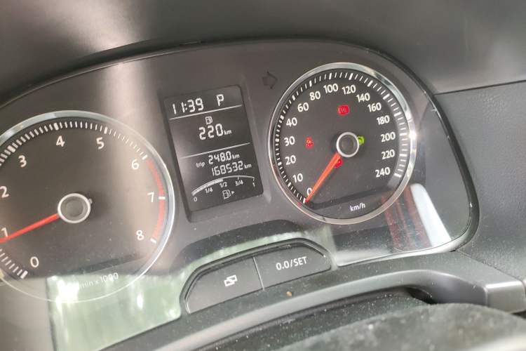 Used Volkswagen Lavida 2011 1.4 TSI DSG Prestige Edition Odometer Close Up