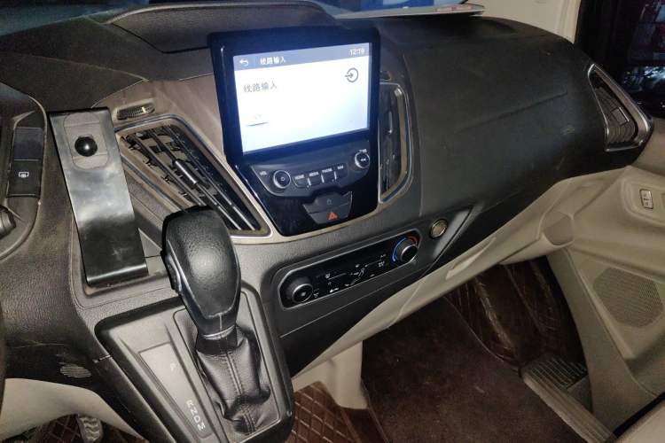 Used Ford Tourneo Custom 2017 2.0T Automatic Elite Version Audio And AC Panel