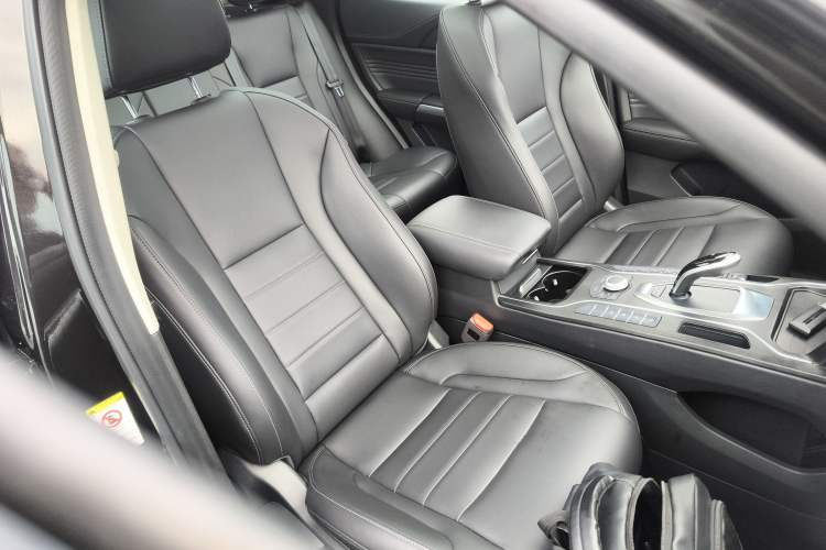 Used Wey VV5 2020 1.5T Two-Wheel Drive Color Pioneer Right Front Seat