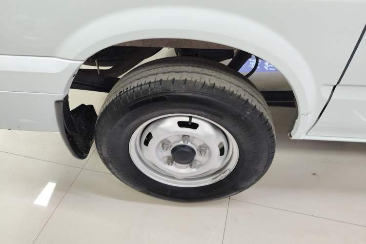 Used JMC Fushun 2023 2.0T Automatic Short-Wheelbase Low-Roof Commercial & Multi-Purpose Passenger Vehicle 6-Seater with Dual-Opening Tailgate