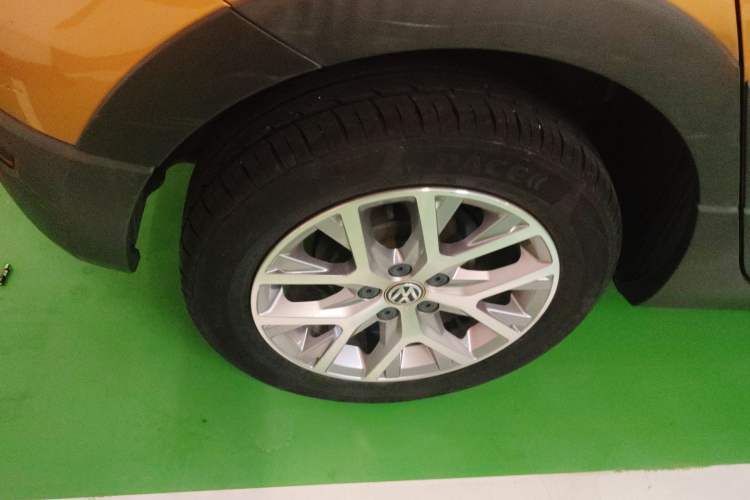 Used Volkswagen Polo 2016 1.6L Cross Polo Automatic Right Rear Wheel Hub