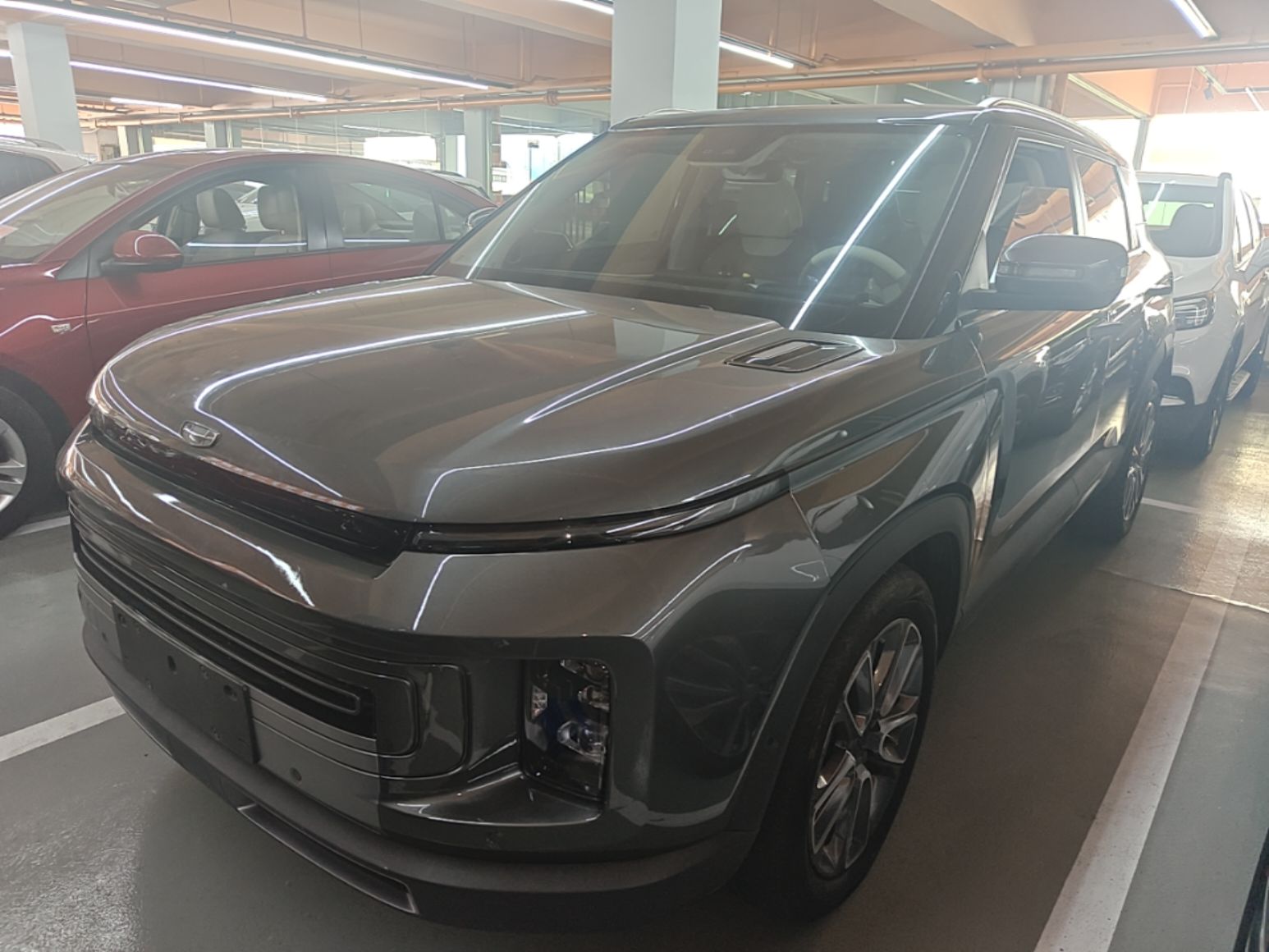 Под передней частью автомобиля
