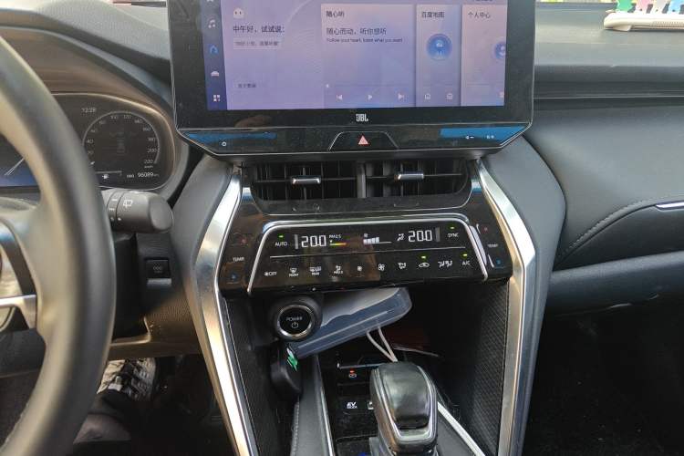 Used Toyota Venza 2023 2.5L Smart Electric Hybrid Dual-Drive Prestige Version Audio And AC Panel