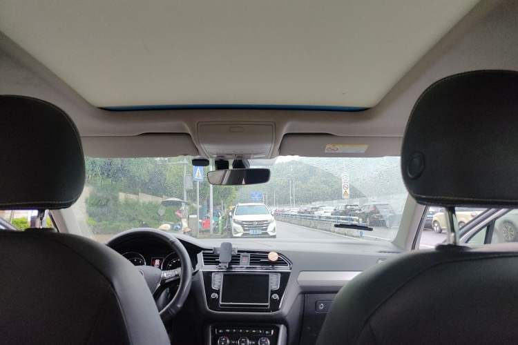 Used Volkswagen Tiguan L 2018 380TSI Automatic All-Wheel Drive Luxury Edition Headliner