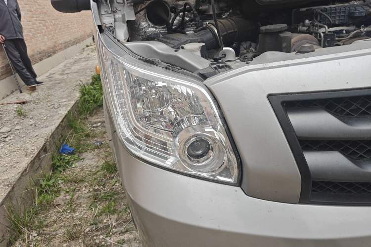 Used Foton Toano 2023 Joy Elephant Multi-Function 2.0T Manual Long-Wheelbase Mid-Roof Model with Single Rear Tire Available in 5/6/7/9-Seater Configurations Right Front Headlight