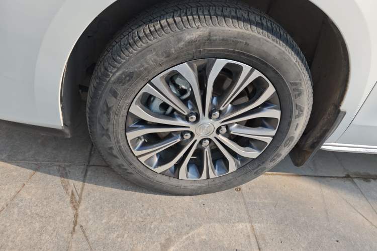 Used Buick GL8 2023 Facelifted Land Cruiser Executive Luxury Version
