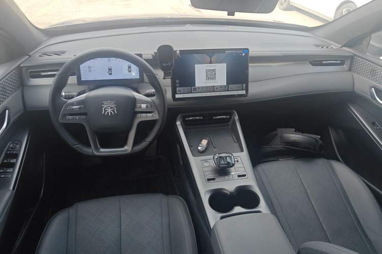 Used BYD Qin PLUS 2025 EV Smart Drive Edition 510KM Leading Model Center Console