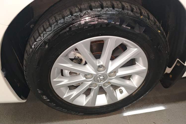 Used Toyota Camry 2016 Dual-Engine 2.5 HG 10th Anniversary Deluxe Navigation Edition Left Front Wheel Hub