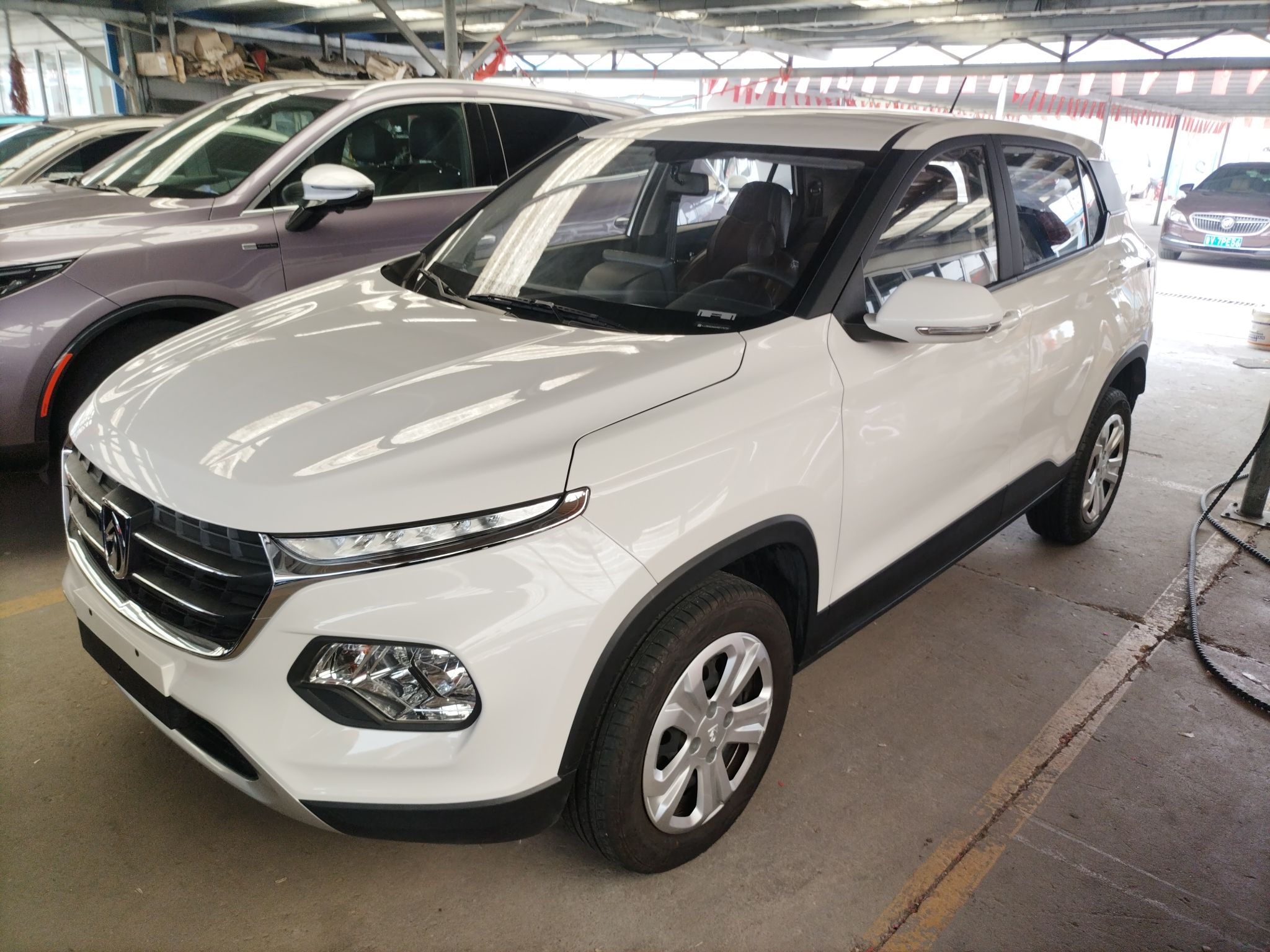 Под передней частью автомобиля