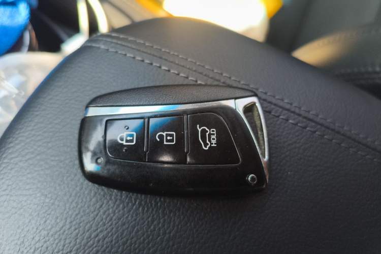 Used Hyundai Santa Fe 2015 2.0T Automatic Two-Wheel Drive Smart Version 5 Seats